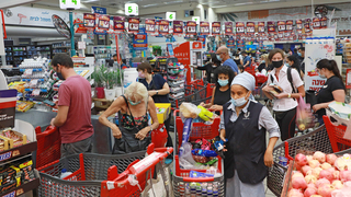 עומס ב סניף רמי לוי בני ברק לפני ה סגר תורים ארוכים ברשתות השיווק, צילום: דנה קופל