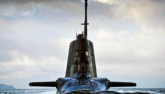 צוללת מסוג HMS Ambush Astute חוזרת לבסיס שלה בסקוטלנד