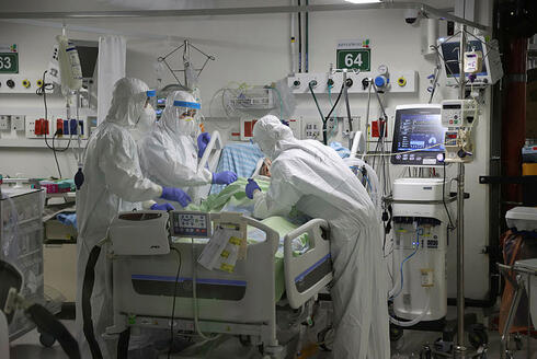 צוות רפואי מחלקת קורונה בית חולים בלינסון עומס, צילום: יריב כץ