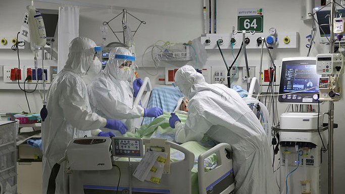 צוות רפואי מטפל בחולה קורונה, צילום: יריב כץ