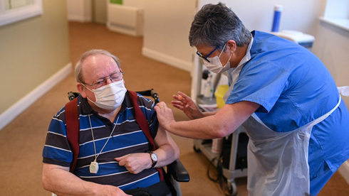 אחרי ישראל: בריטניה תתחיל לחסן במנה שלישית בספטמבר