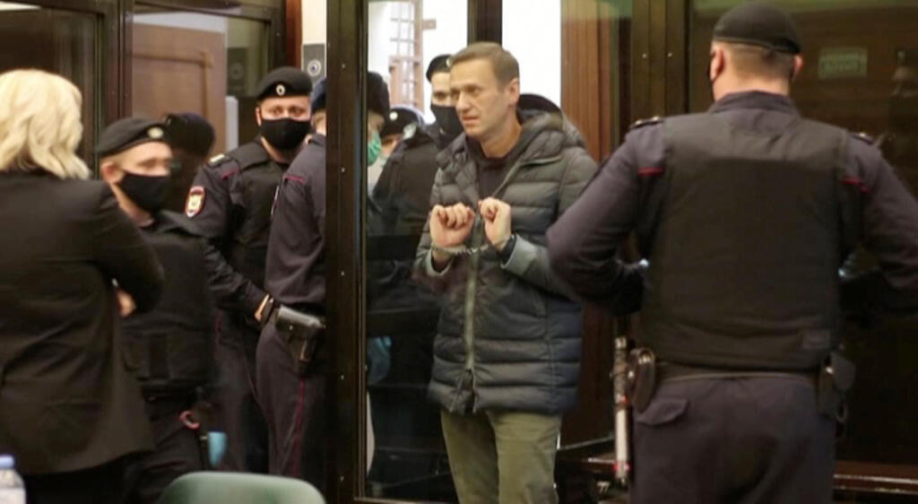 איש האופוזיציה אלכסיי נבלני באזיקים ב בית המשפט במוסקבה
