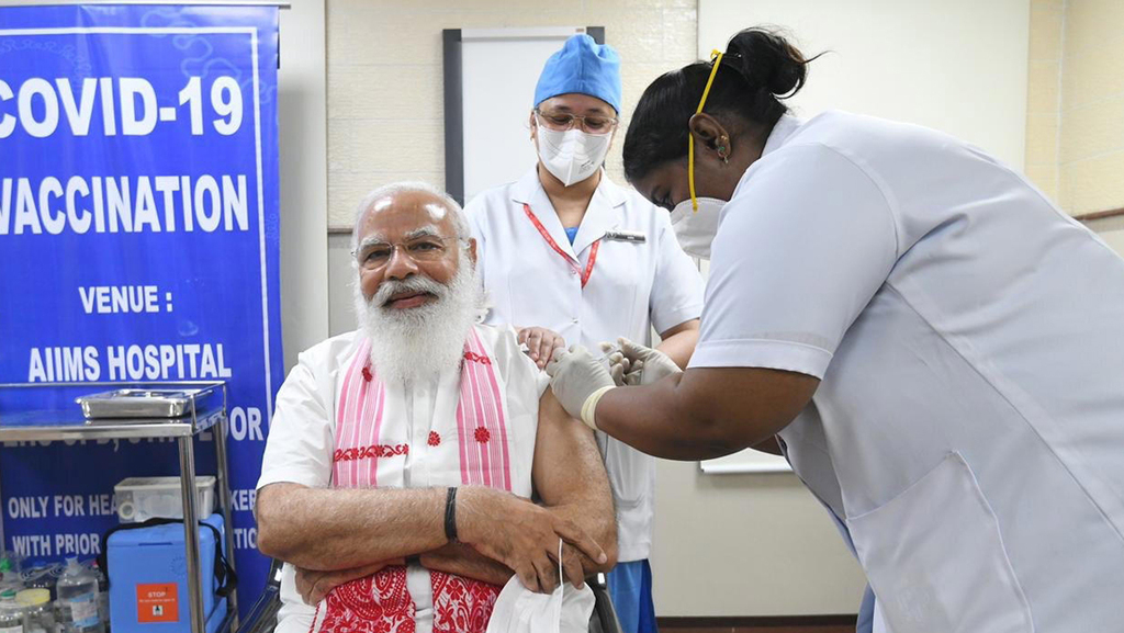 ראש ממשלת הודו נרנדרה מודי מקבל חיסון לקורונה מתוצרת מקומית