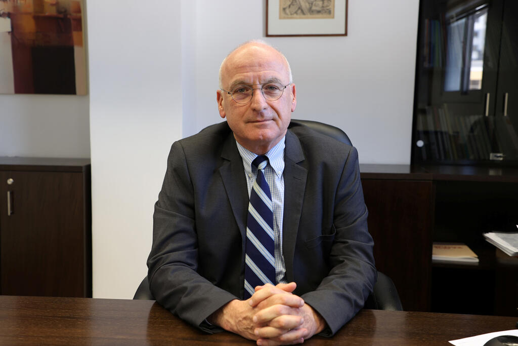 המפקח על הבנקים יאיר אבידן: "המגבלות על האשראי לא פוגעות בקבלנים. אפשר גם לחיות עם מינוף של 75% על הקרקע"
(צילום: יריב כץ) יאיר אבידן המפקח על הבנקים חדש