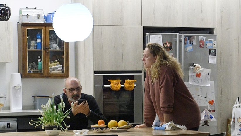 מתוך ההצגה גרושים ב תאטרון הקאמרי פנאי