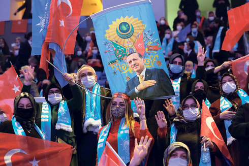 עצרת תמיכה בארדואן, בחודש שעבר באיסטנבול. בחירות רק ב־2023, צילום: רויטרס