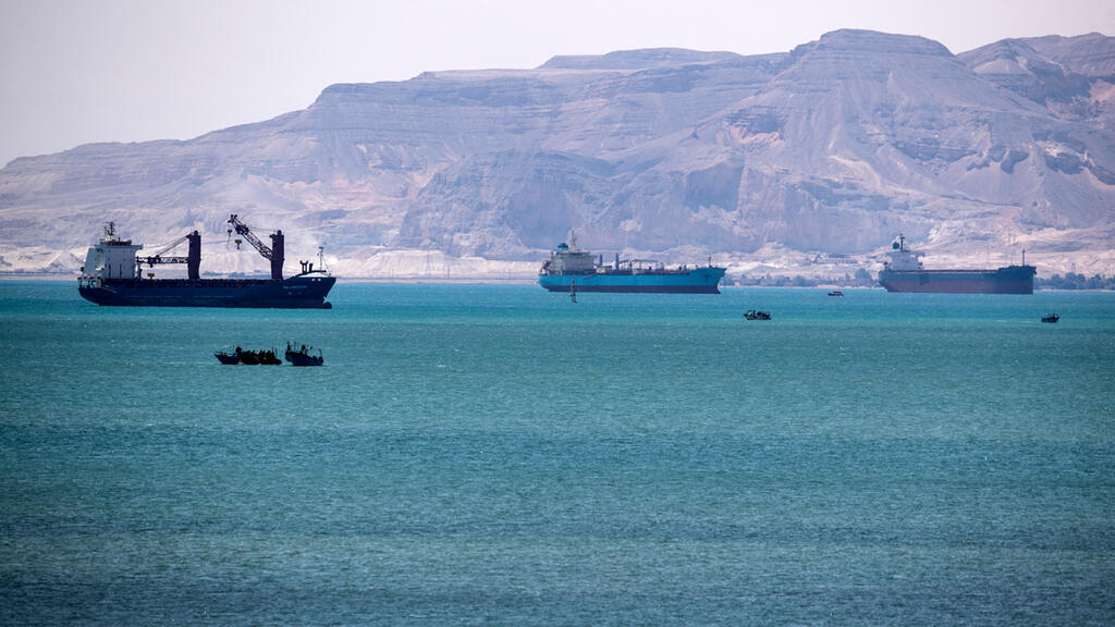 פקק של אוניות ב מפרץ סואץ לא יכולות  לעבור ב תעלת סואץ עקב האוניה Ever Given שנתקעה
