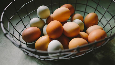 למען האנושות: אנשים שמקלפים ביצים לא מבושלות השתלטו על טיקטוק