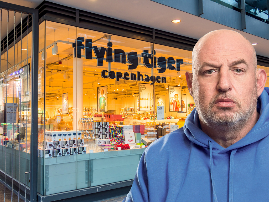 הראל ויזל על רקע סניף חנות רשת פליינג טייגר Flying Tiger Copenhagen  מתנות גאדג'טים מכשירי כתיבה