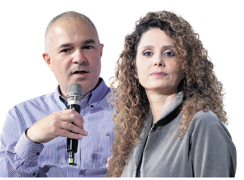 מנכ”לית משרד התקשורת לירן אבישר בן־חורין ומנכ”ל בזק דודו מזרחי. חיסכון של 20 שקל בחודש לצרכן, צילום: אלכס קולומויסקי, עמית שעל
