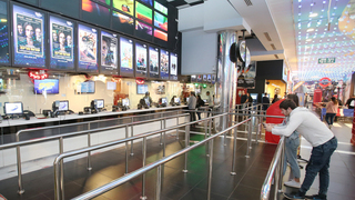 סינמה סיטי ראשון לציון עם מספר קטן של מבלים בעקבות ה קורונה, צילום: אבי מועלם