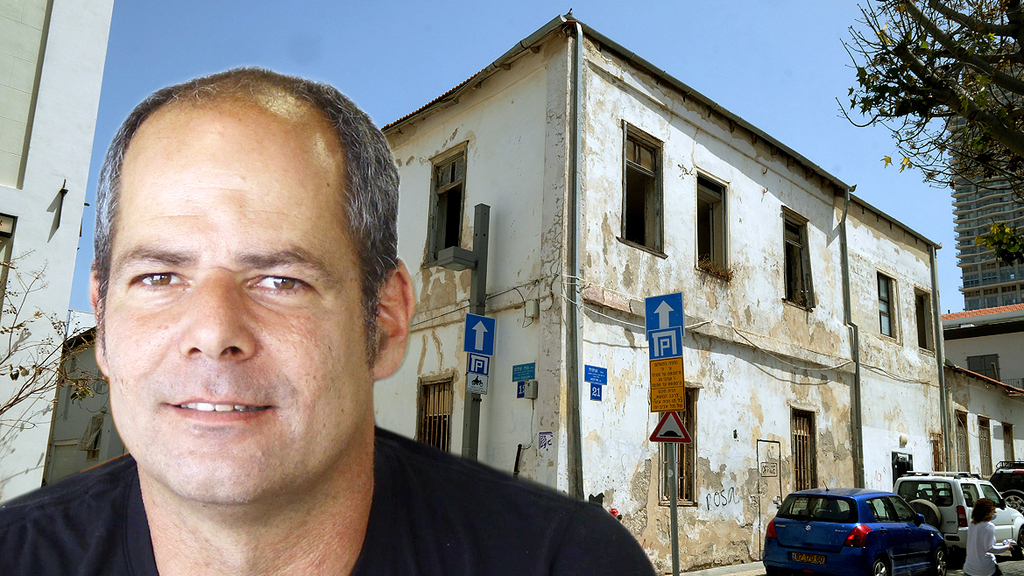 מייסד וויקס גיורא קפלן, על רקע הבית בנווה צדק. 2 מבנים מחוברים עם חצר ביניהם (צילום: שאול גולן, אריאל בשור) גיורא קפלן מייסד וויקס על רקע בית נווה צדק