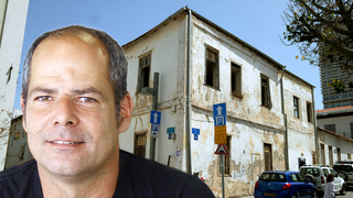 מייסד וויקס גיורא קפלן, על רקע הבית בנווה צדק. 2 מבנים מחוברים עם חצר ביניהם, צילום: שאול גולן, אריאל בשור