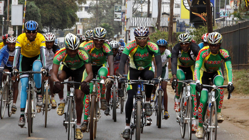 רוכבי אופניים מקצועיים בקניה, צילום: איי פי