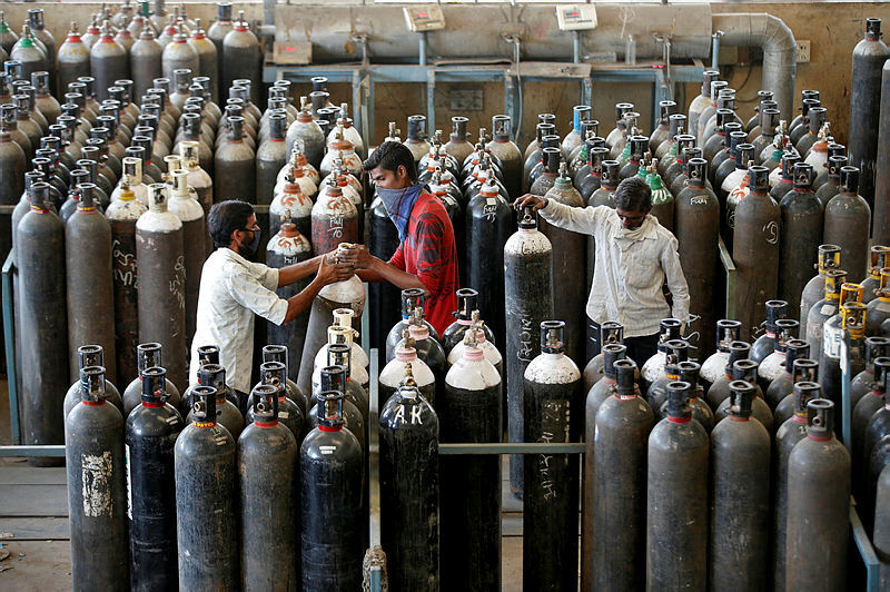 הודו חלוקת בלוני חמצן ב אחמדאבאד לטובת חולי קורונה