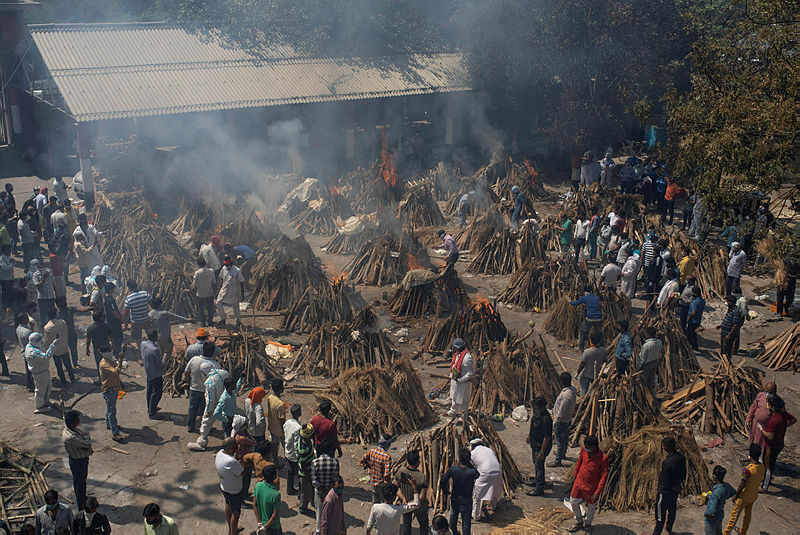 הודו שריפת גופות של חולי קורונה ב ניו דלהי