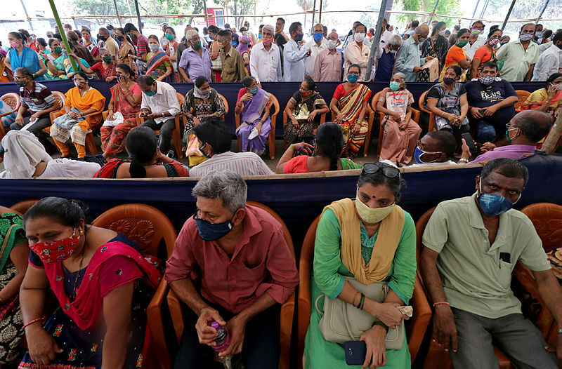 הודו אנשים מחכים בתור לקבלת חיסון ל קורונה ב מומבאי