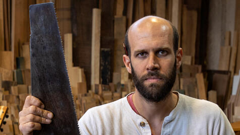 מוסף שבועי 29.4.21 משוגעים לדבר גיל ארד נגר שעוסק ב נגרות מסורתית, צילום: עמית שאבי