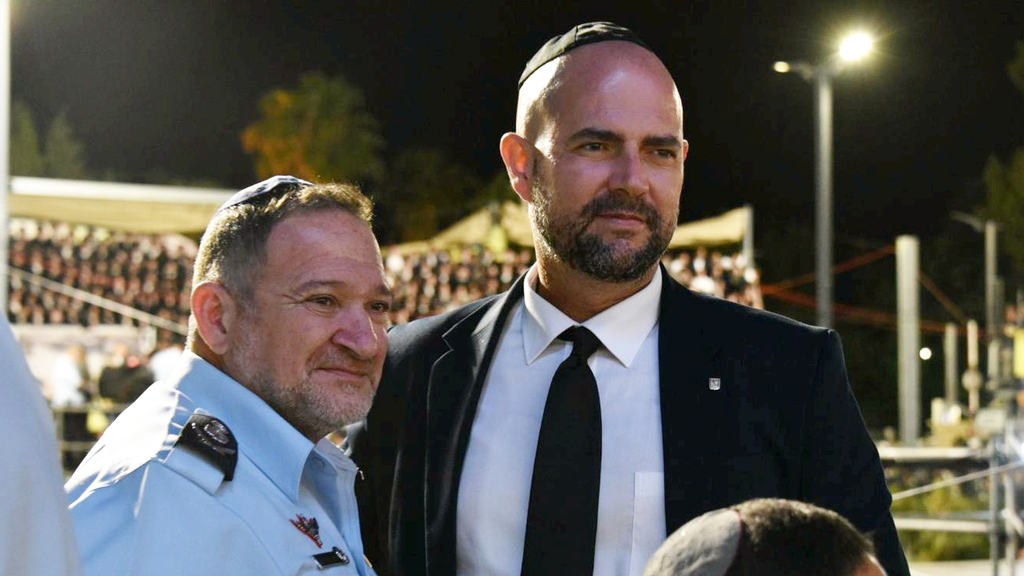 השר לביטחון פנים אמיר אוחנה עם מפכ"ל המשטרה באיזור האסון. אי אפשר לתבוע אותו בנזיקין באופן אישי (צילום: דוברות המשטרה) מימין: השר לביטחון פנים אמיר אוחנה והמפכ"ל יעקב שבתאי במירון זמן קצר לפני האסון