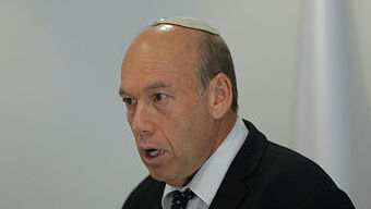 פתאום אנגלמן מתלהב לבקר