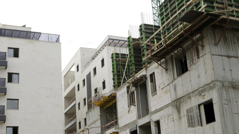 התחדשות עירונית בחולון. התמריץ לדיירים הוא בתוספות הבנייה, צילום: עמית שעל