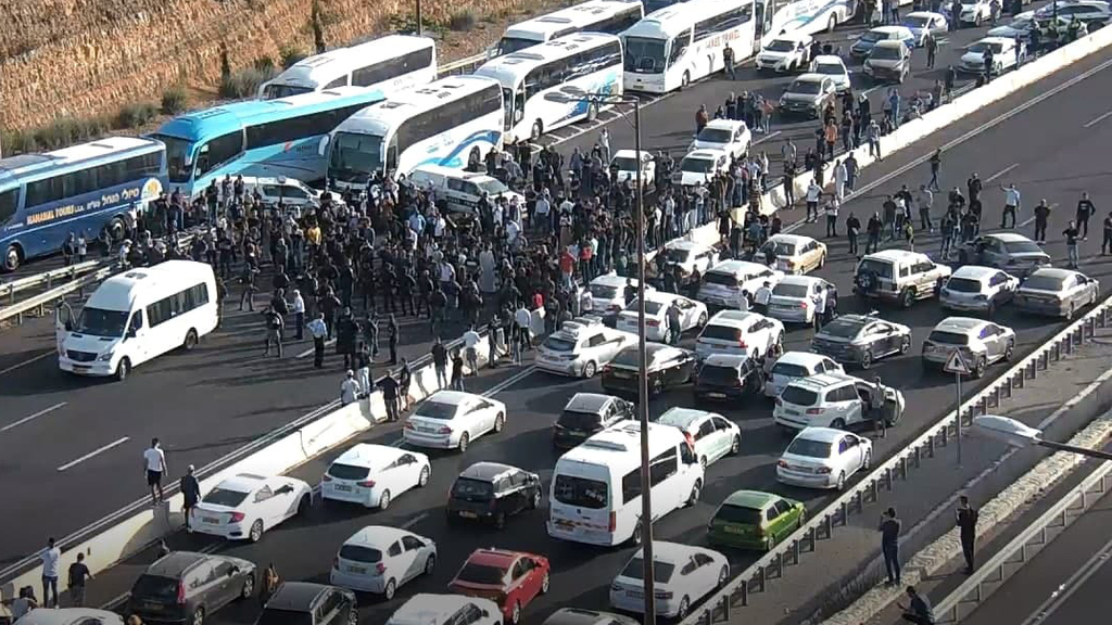 אוטובוסים נבלמו, מתפללים צעדו - וכביש 1 נחסם לשלוש שעות