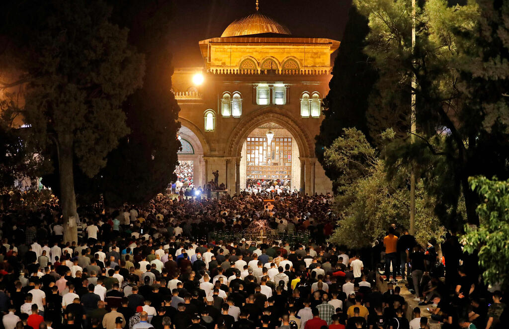 מתפללים פלסטינים רמדאן הר הבית מסגד אל אקצא ירושלים