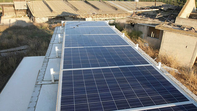 האוויר החם מתחיל לצאת מחברות האנרגיה הירוקה