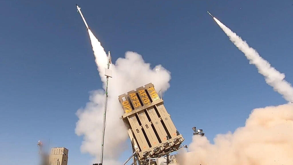Le capitaine du Hamas tire des roquettes sur le dôme de fer