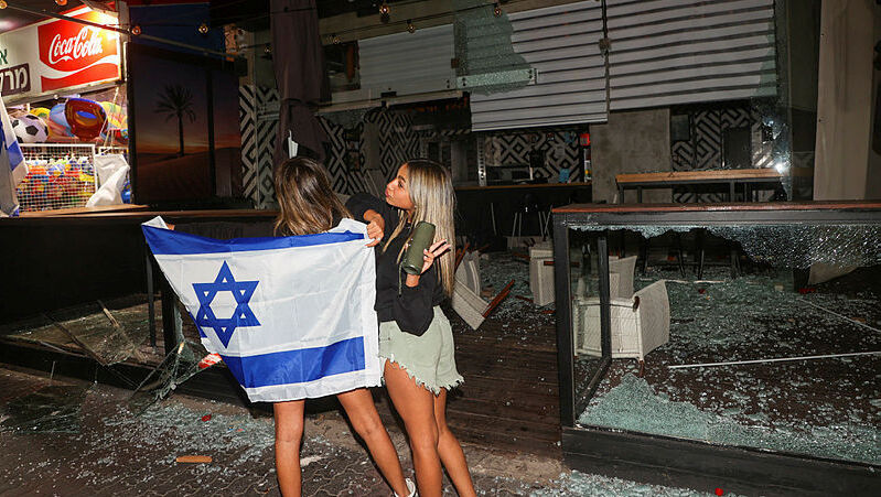 מסע הציד הגזעני בערי ישראל מאיים יותר מהחמאס