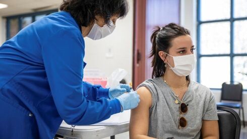 אישה מקבלת חיסון נגד קורונה בארה"ב, רויטרס