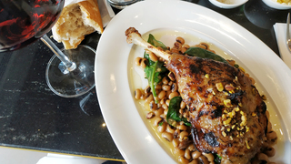 קונפי אווז סו־ויד בקייזר ביסטרו. קצת מנומס מדי