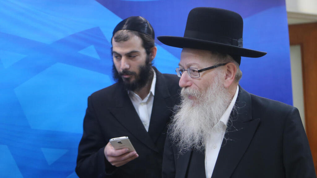 יעקב ליצמן ומוטי בבצ’יק. החסידים רואים בחשיפת הפרשה רק תאונת עבודה (צילום: אלכס קולומויסקי) מימין: יעקב ליצמן ו מוטי בבצ’יק