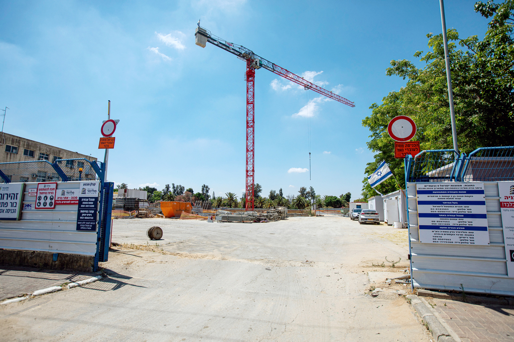 קרקע המחלוקת בגבעתיים. העירייה דורשת לבטל את ההסכם עם תל אביב או לחתום על הסכם דומה עמה
(צילום: טל שחר) בנייה על קרקע של חברת חשמל שב מחלוקת ב גבעתיים