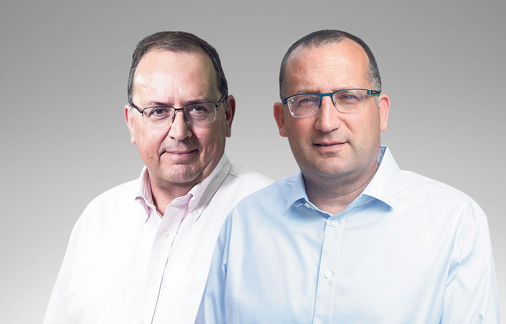 מימין ראש עיריית גבעתיים רן קוניק ומנכ”ל חברת חשמל עופר בלוך (צילומים: עמית שעל, אוראל כהן) מימין ראש עיריית גבעתיים רן קוניק ומנכ”ל חברת חשמל עופר בלוך