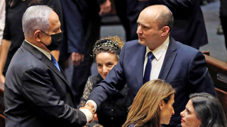 נפתלי בנט לוחץ את ידו של בנימין נתניהו מליאה מליאת הכנסת השבעה השבעת ממשלה ממשלת השינוי כנסת, צילום: רויטרס