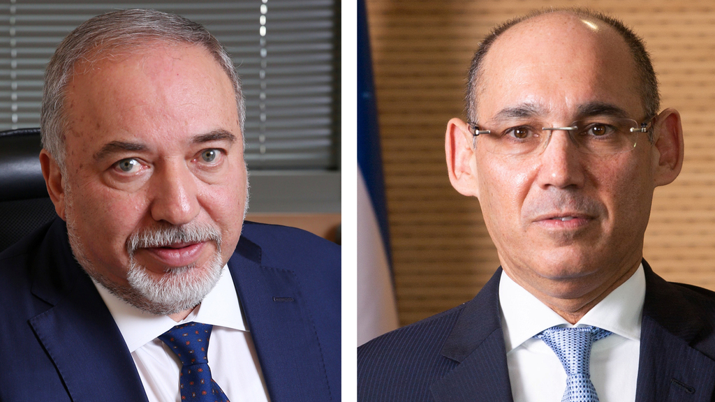 מימין נגיד בנק ישראל פרופ' אמיר ירון ושר האוצר אביגדור ליברמן (צילום: אלכס קולומויסקי) מימין נגיד בנק ישראל פרופסור אמיר ירון ושר האוצר אביגדור ליברמן