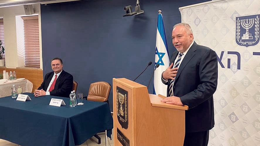מימין: שר האוצר ליברמן וקודמו כץ (אתמול). האבטלה הכרונית בדרך להיחשף (צילום: דוברות משרד האוצר) אביגדור ליברמן ו ישראל כץ בטקס החלפת שרים