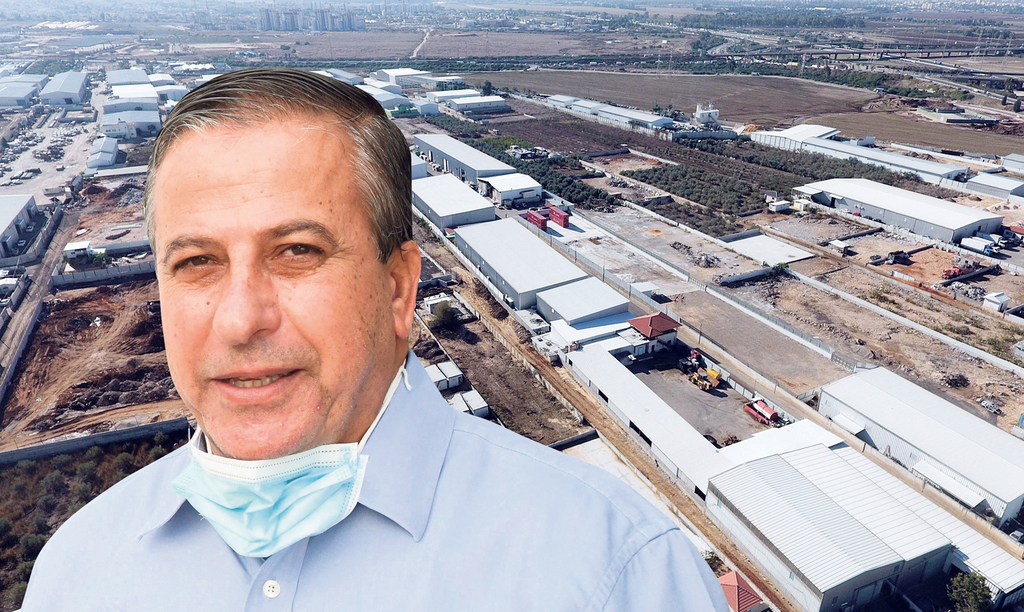 ראש עיריית כפר קאסם, עאדל בדיר, וברקע אזור התעשייה של העיר (צילום: תנועת רגבים , יאיר שגיא) ראש העירייה עאדל בדיר ברקע אזור התעשייה של כפר קאסם