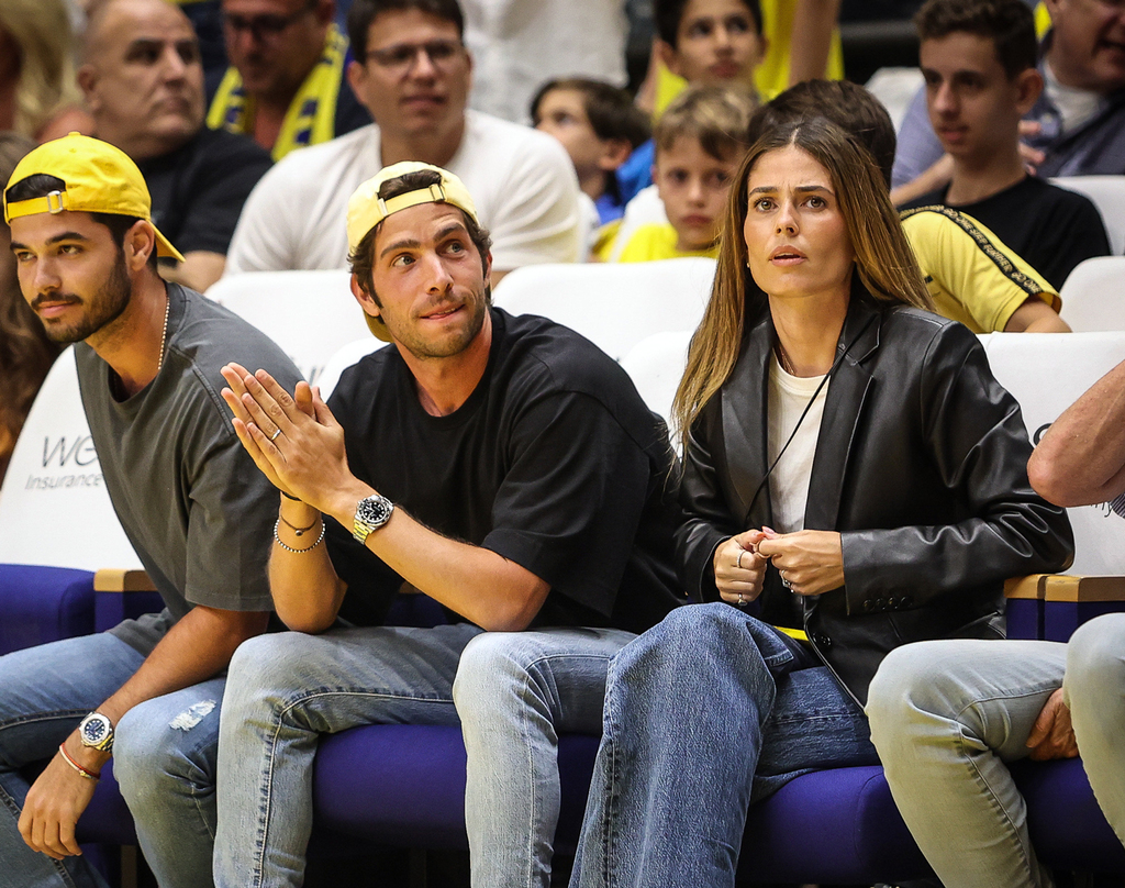 מימין: קורל סימנוביץ' ו סרג'י רוברטו במשחק הכדורסל של מכבי ת"א בשבוע שעבר