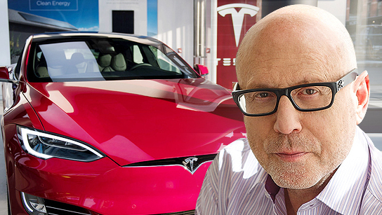 יעקב ויינשטיין  ברקע טסלה, צילום: בלומברג 