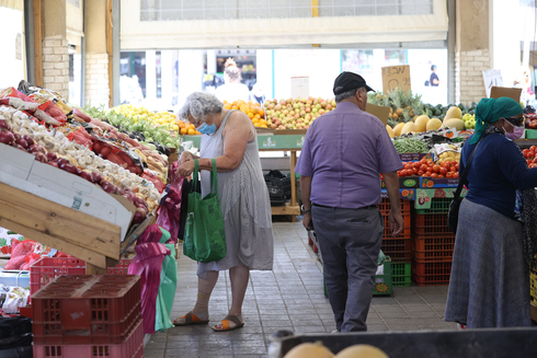 אנשים קונים פירות ו ירקות ב סופר, צילום: אלעד גרשגורן
