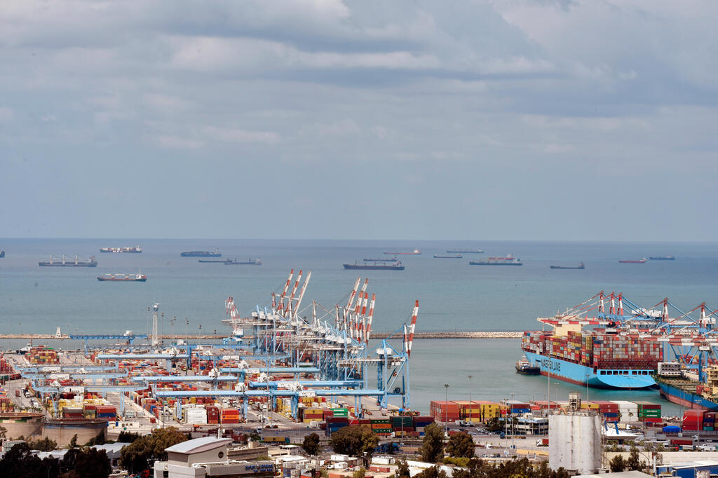 אוניות ממתינות בנמל חיפה, צילום: שרון צור