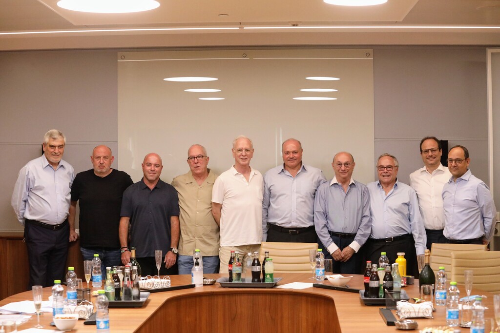חתימת העיסקה: מימין קובי שלום, בן המבורגר, יאיר המבורגר, גדעון המבורגר, מישל סיבוני, יורם ירזין, ארי ירזין, יובל סלע, הראל ויזל ודב קוטלר
(צילום: שלומי יוסף) מכירת 50% מ ירזין סלע קייטרינג הפועלים הראל ויזל