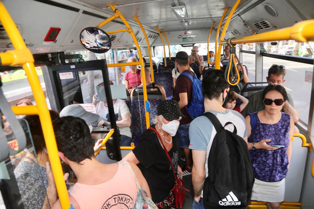 שינוי שיטת התשלום בתחבורה הציבורית. הנוסעים אולצו לוותר על שיקול הדעת (צילום: יריב כץ) נוסעי אוטובוס במרכז הארץ