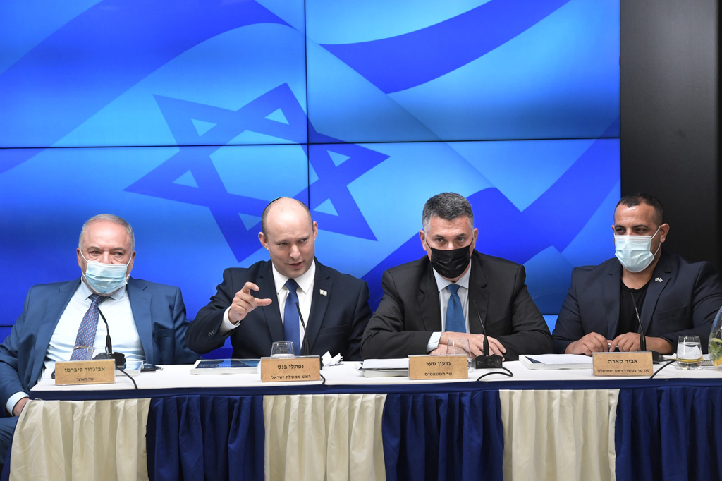 מסיבת עיתונאים מימין אביר קארה גדעון סער נפתלי בנט ו אביגדור ליברמן (צילום: קובי גדעון/ לע"מ) מסיבת עיתונאים מימין אביר קארה גדעון סער נפתלי בנט ו אביגדור ליברמן