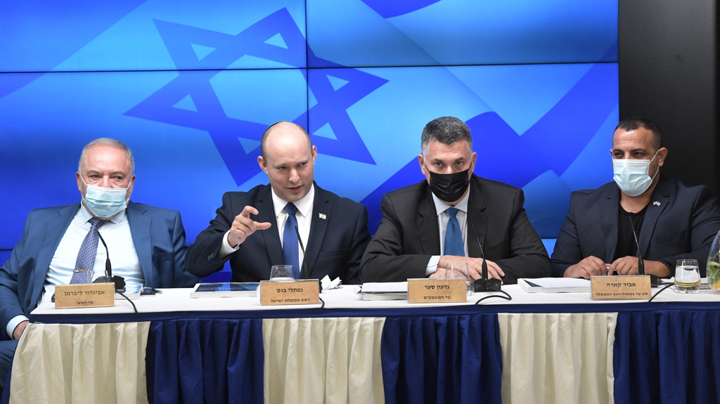 הסכמות ועימותים לקראת אישור התקציב. אביר קארה, גדעון סער, נפתלי בנט ואביגדור ליברמן. ארכיון (צילום: קובי גדעון/ לע"מ) מסיבת עיתונאים מימין אביר קארה גדעון סער נפתלי בנט ו אביגדור ליברמן