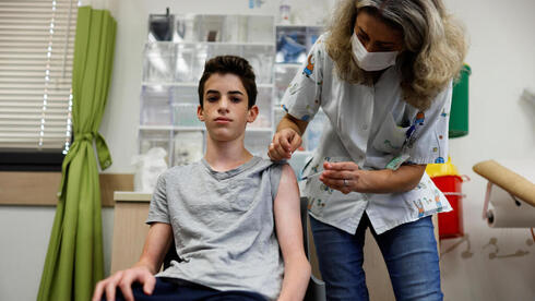 חיסון קורונה לילד בתל אביב, צילום רויטרס