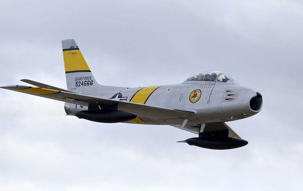 מטוס ה-F86 סייבר. שימו לב לשלושת החריצים בדופן החזית. זה חצי מסוללת מקלעי 0.5 אינץ' (צילום: USAF) הקברניט קרב אוויר מיגים F86 מלחמת קוריאה