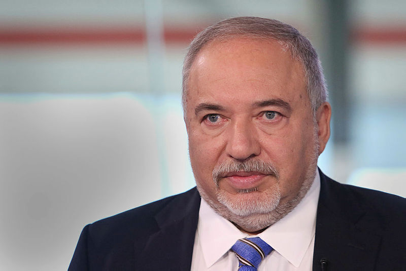 שר האוצר אביגדור ליברמן. בוצע מחקר שבחן את נכונות הצרכנים לשלם על מוצרי פלסטיק חד-פעמיים (אבי מועלם) שר האוצר, אביגדור ליברמן. האם התמ"א תוארך?
